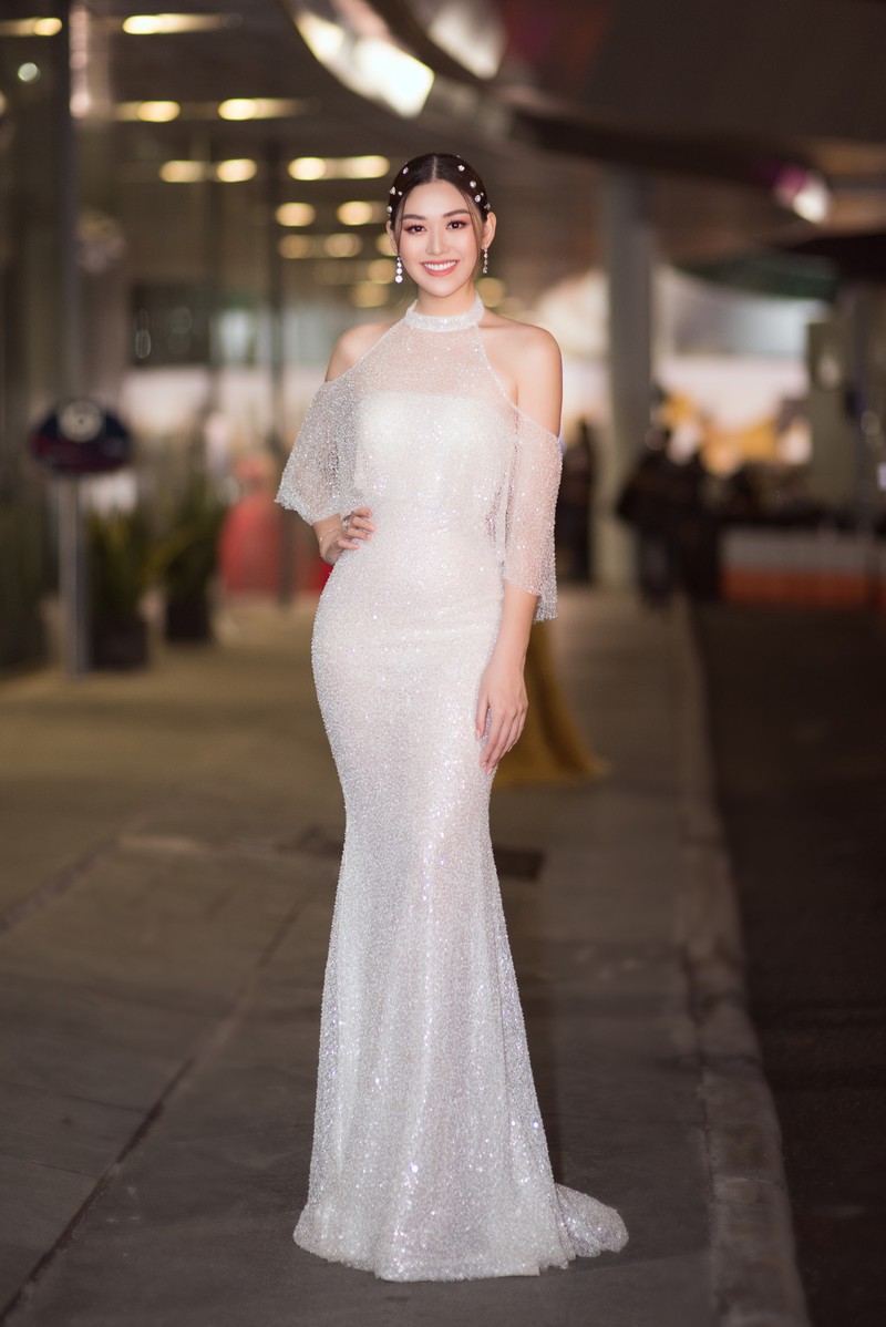 luong thuy linh dien vay xe cao khoe chan dai ben kieu loan, tuong san hinh 4