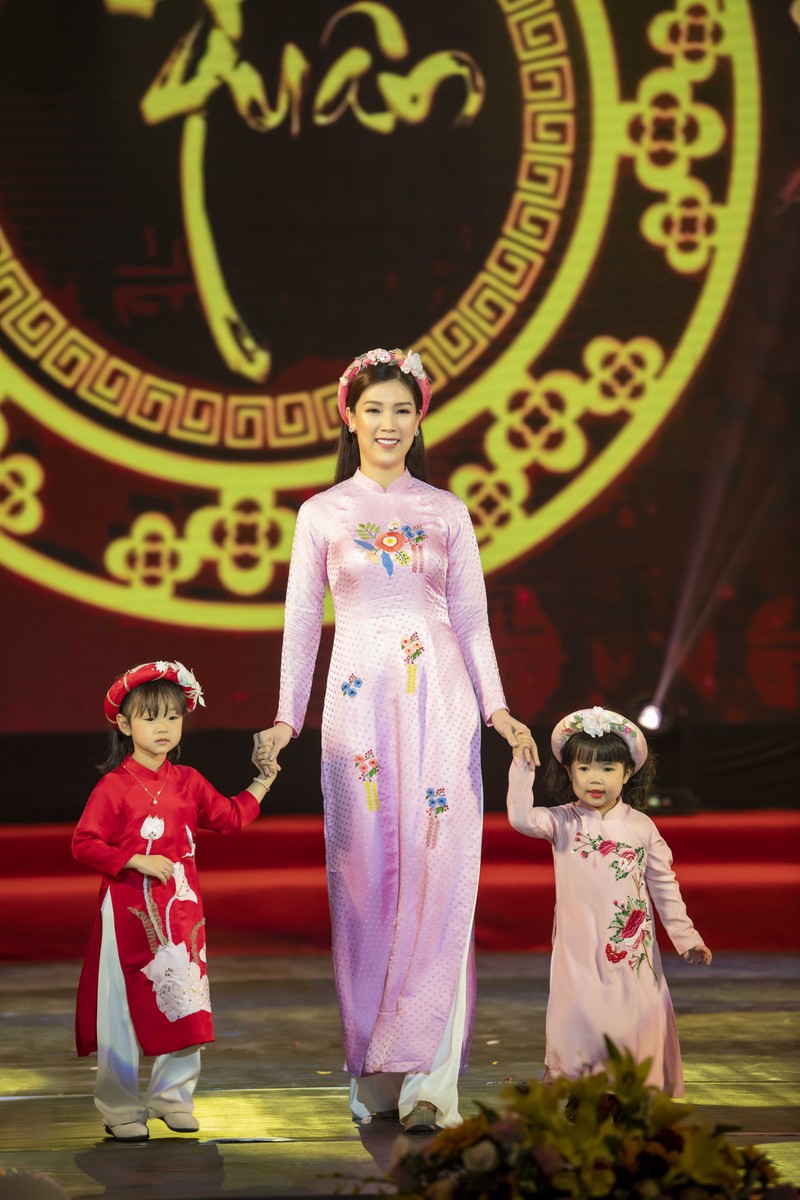 "tieu tam" luong thanh khoe dang diu dang trong bst ao dai ngoc han hinh 7