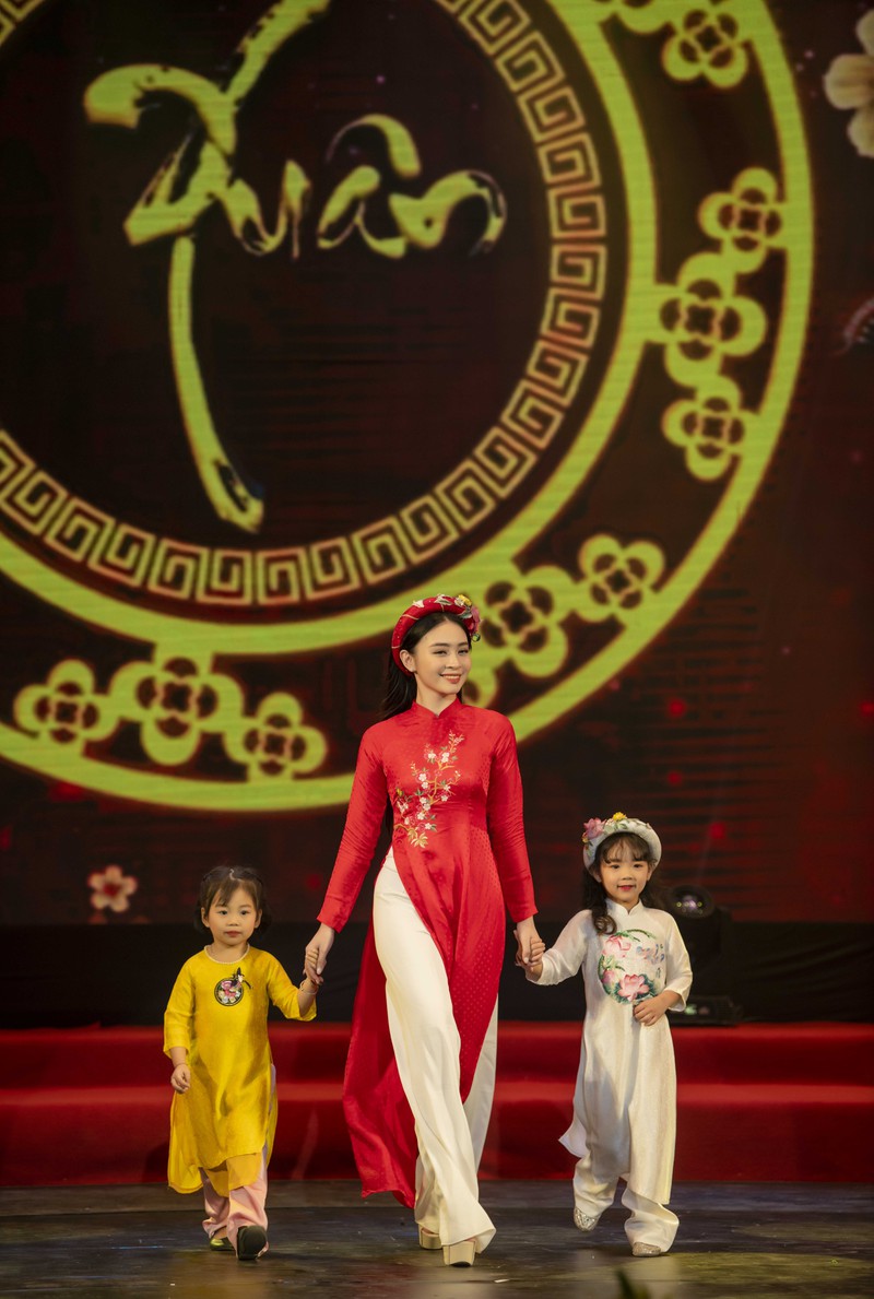 "tieu tam" luong thanh khoe dang diu dang trong bst ao dai ngoc han hinh 8