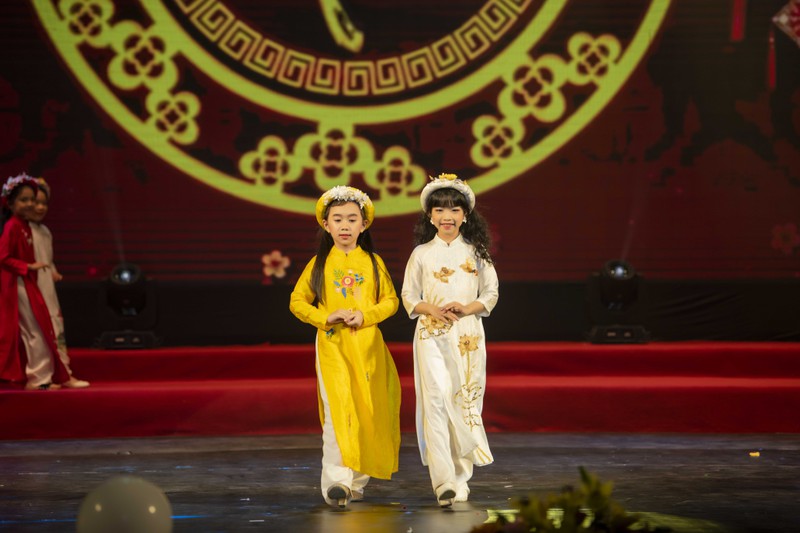 "tieu tam" luong thanh khoe dang diu dang trong bst ao dai ngoc han hinh 4