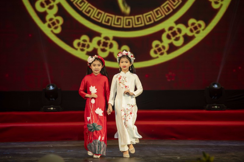 "tieu tam" luong thanh khoe dang diu dang trong bst ao dai ngoc han hinh 3