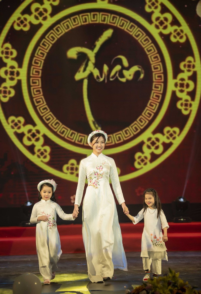 "tieu tam" luong thanh khoe dang diu dang trong bst ao dai ngoc han hinh 5