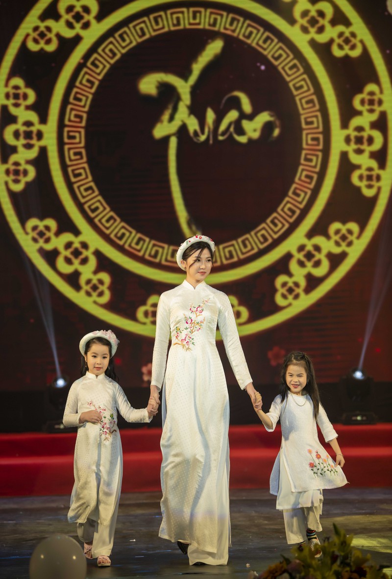 "tieu tam" luong thanh khoe dang diu dang trong bst ao dai ngoc han hinh 6