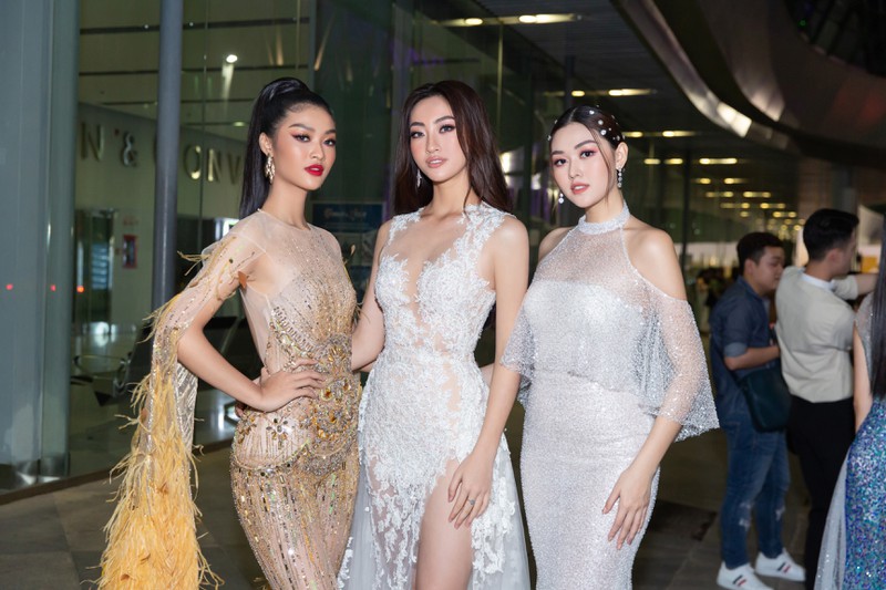 luong thuy linh dien vay xe cao khoe chan dai ben kieu loan, tuong san hinh 2