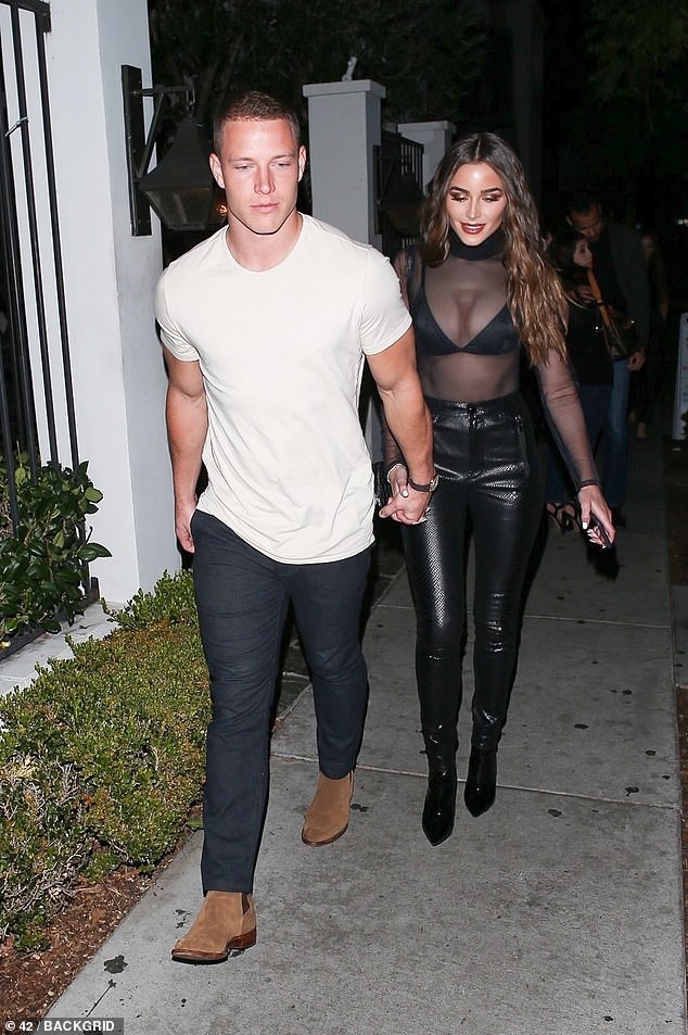 hoa hau olivia culpo dien "mot" khoe noi y, nam tay tinh tre di an toi hinh 3