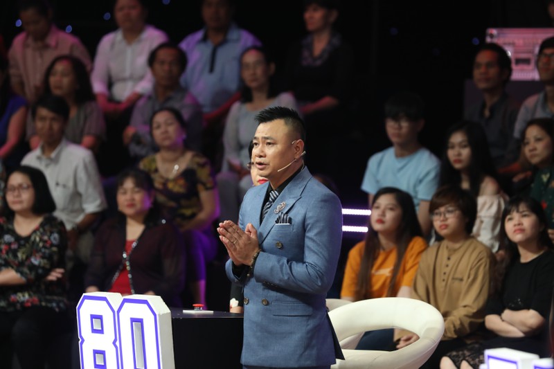 mc thao van ke chuyen bi gach roi vao dau khi di xem phim o ky uc vui ve hinh 2