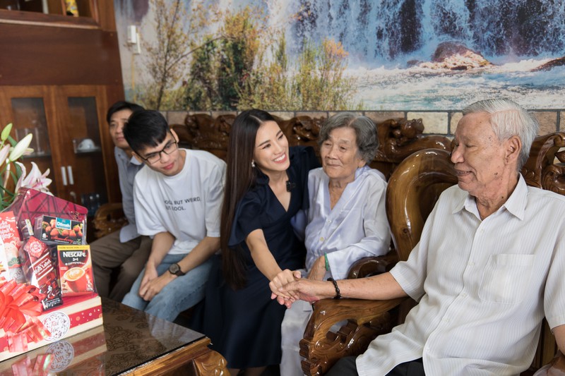 a hau kim duyen phu gia dinh ban com, xuc dong gap lai nguoi than ngay tro ve hinh 1