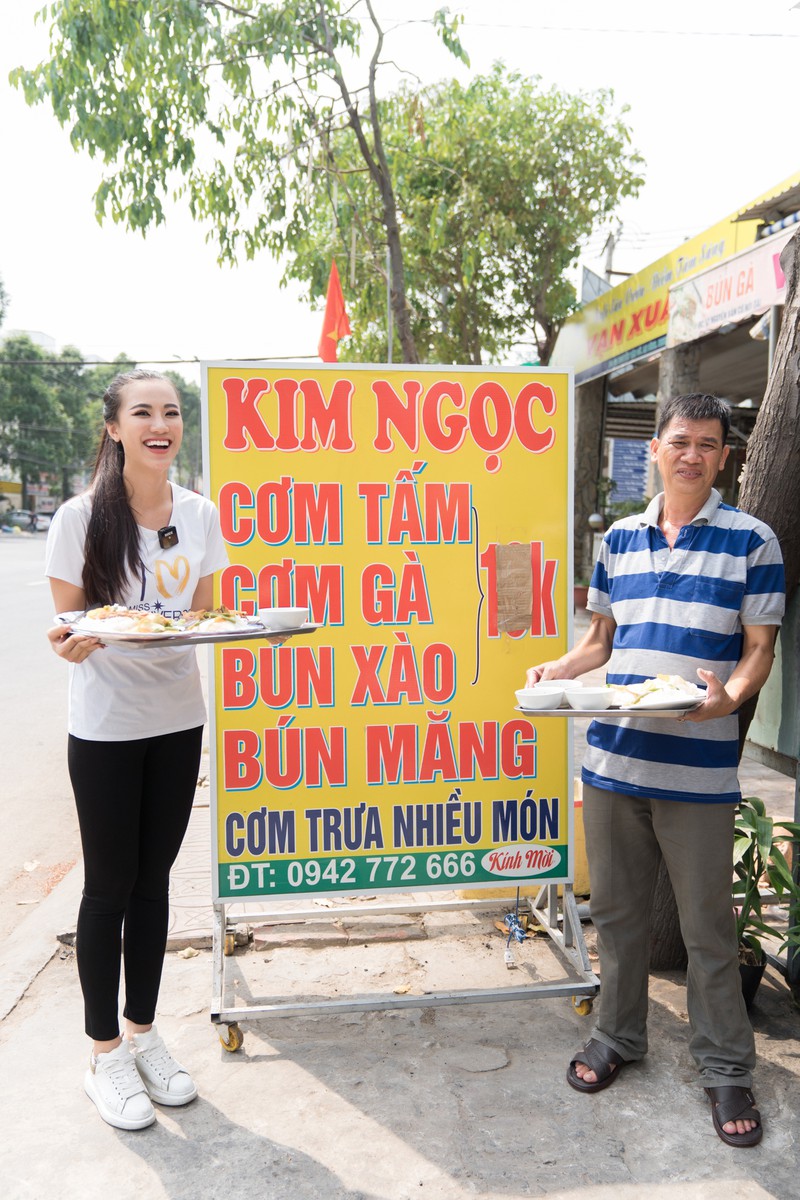 a hau kim duyen phu gia dinh ban com, xuc dong gap lai nguoi than ngay tro ve hinh 11