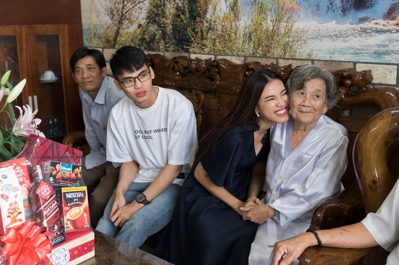 a hau kim duyen phu gia dinh ban com, xuc dong gap lai nguoi than ngay tro ve hinh 2