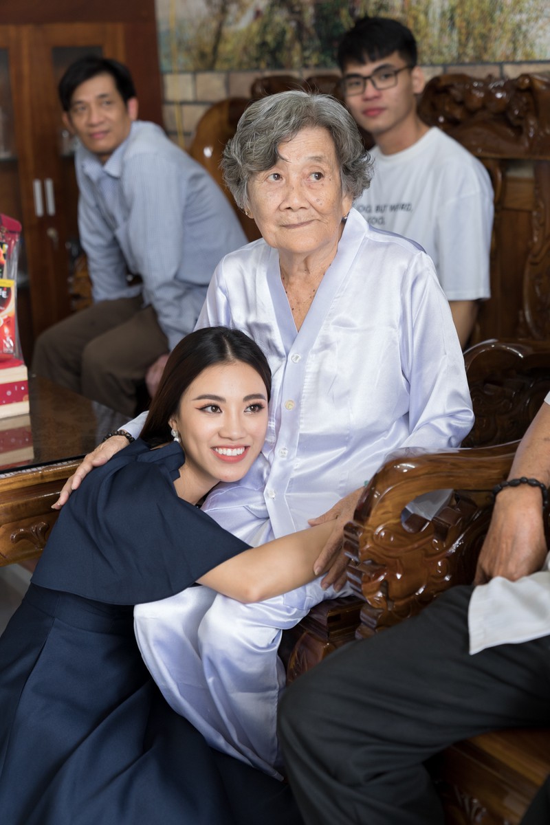 a hau kim duyen phu gia dinh ban com, xuc dong gap lai nguoi than ngay tro ve hinh 3
