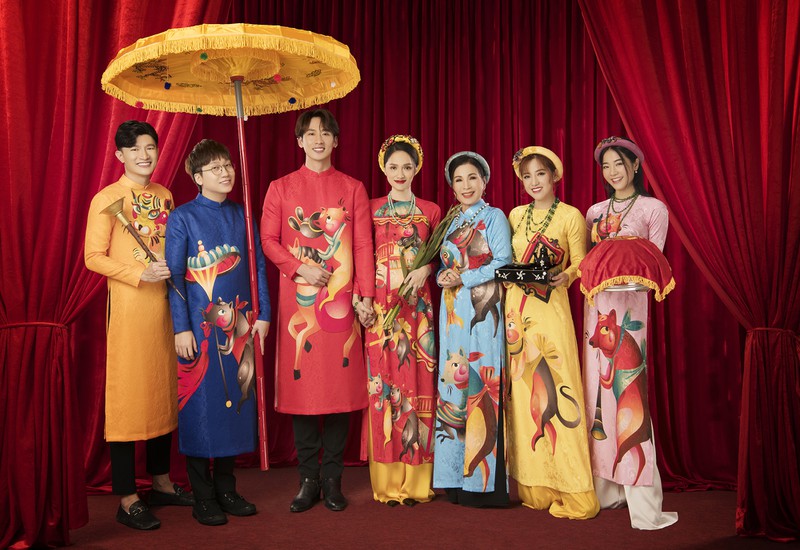 hoa hau huong giang chuc tet khan gia bang bo anh ao dai ruc ro hinh 2