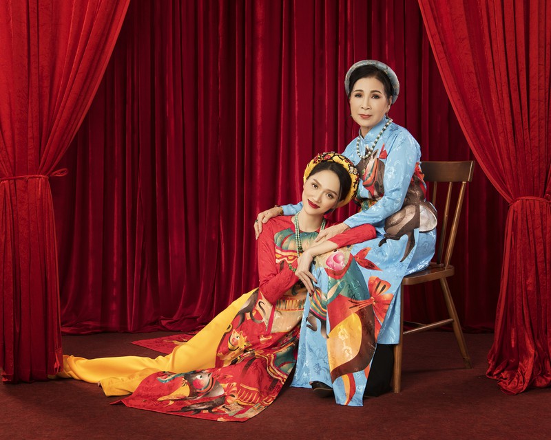hoa hau huong giang chuc tet khan gia bang bo anh ao dai ruc ro hinh 7