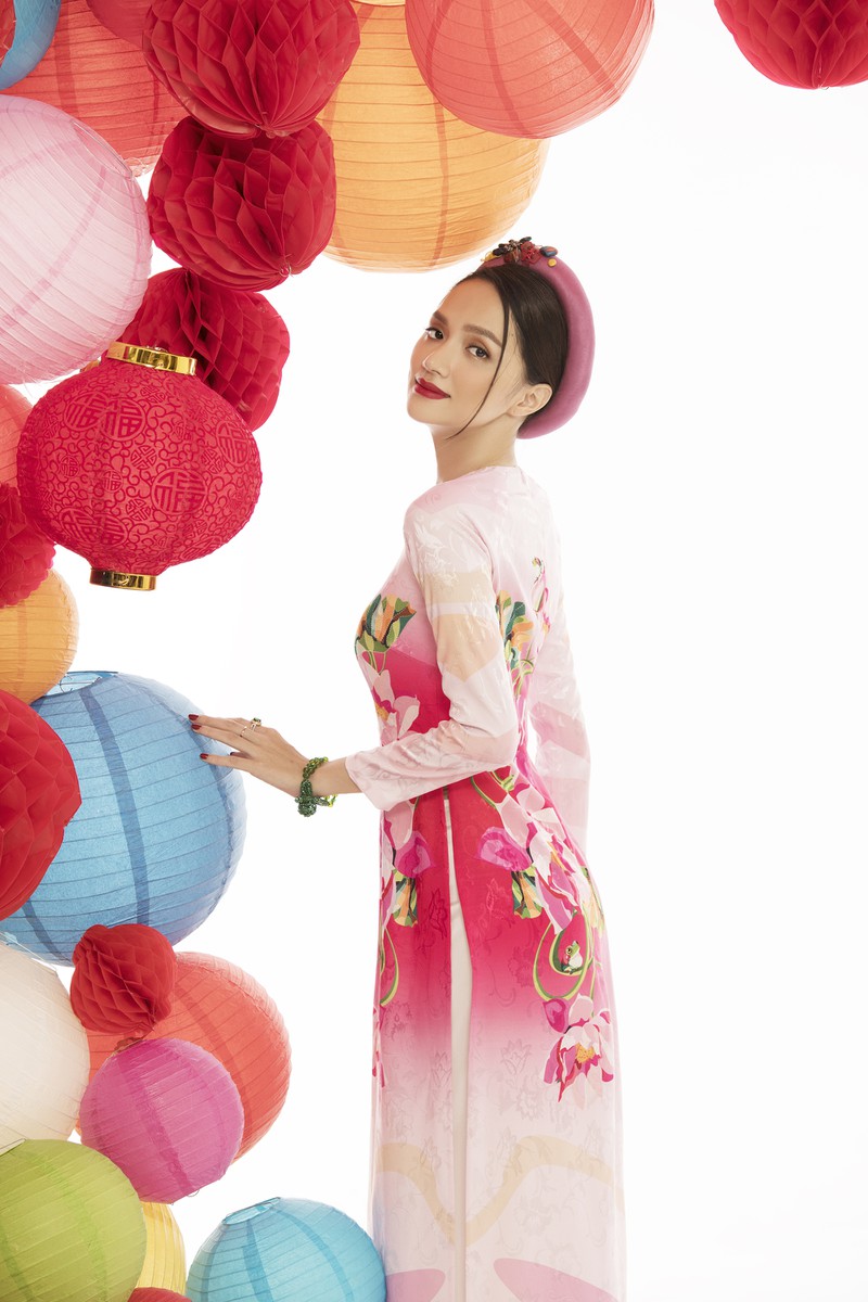 hoa hau huong giang chuc tet khan gia bang bo anh ao dai ruc ro hinh 9