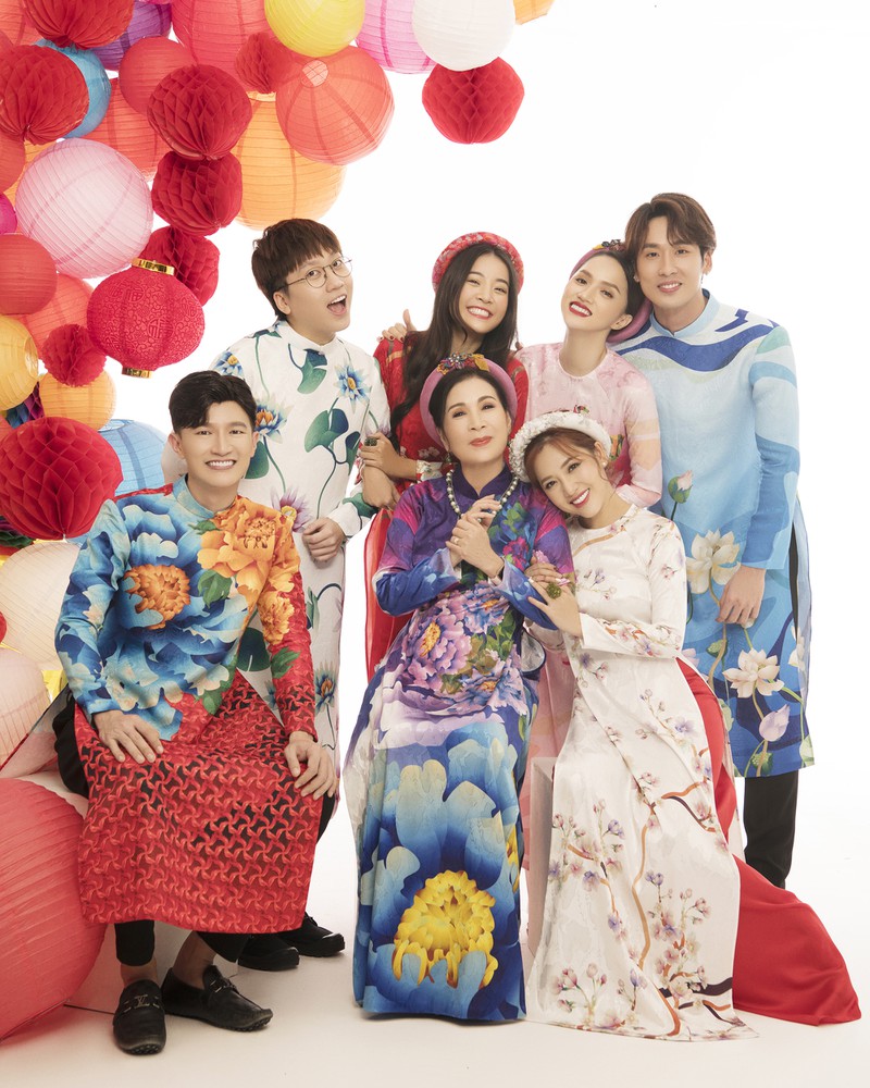 hoa hau huong giang chuc tet khan gia bang bo anh ao dai ruc ro hinh 8