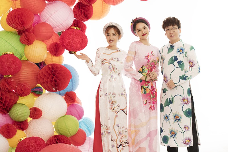 hoa hau huong giang chuc tet khan gia bang bo anh ao dai ruc ro hinh 13