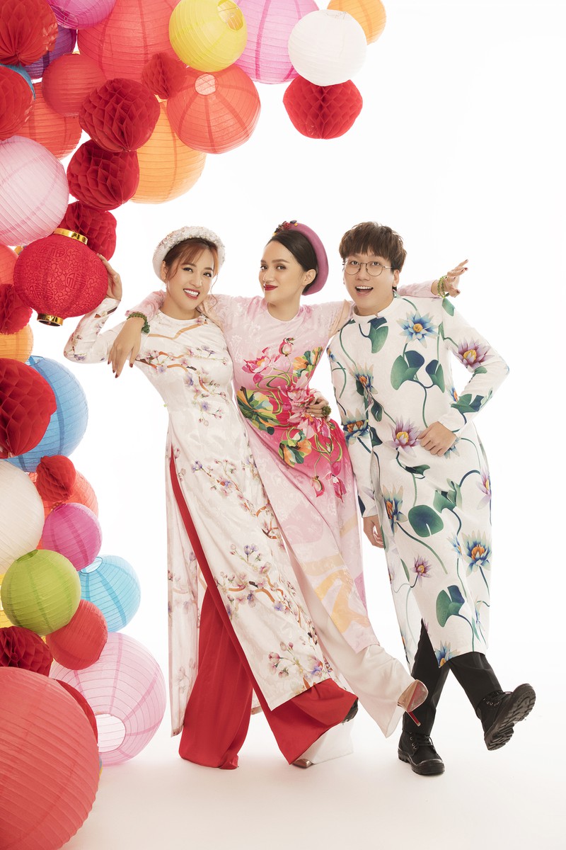 hoa hau huong giang chuc tet khan gia bang bo anh ao dai ruc ro hinh 12