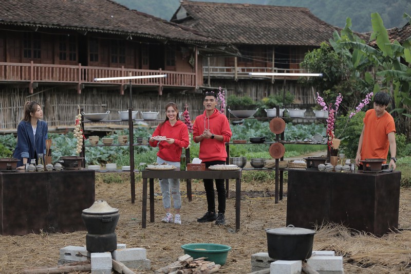 mac van khoa "hanh" ninh duong lan ngoc nhin doi treo deo leo nui hinh 1