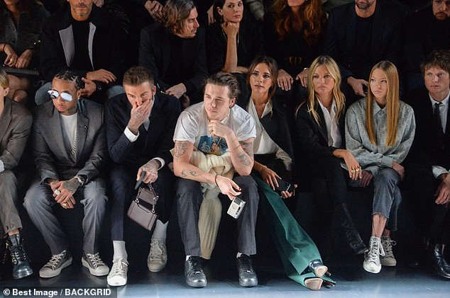 david beckham ngot ngao nam tay vo buoc qua dam dong tai su kien hinh 10