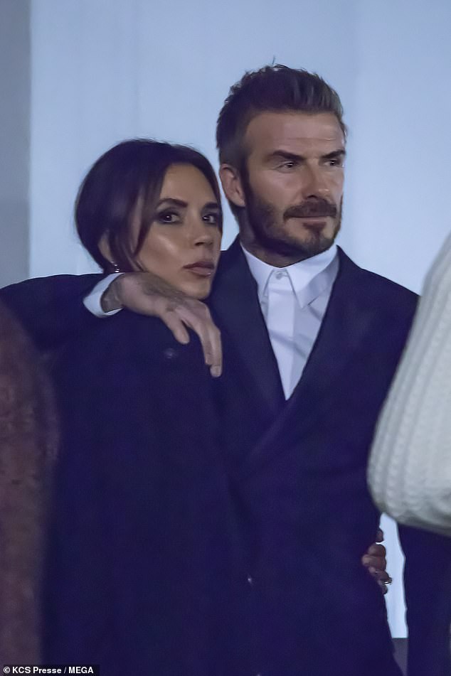david beckham ngot ngao nam tay vo buoc qua dam dong tai su kien hinh 1