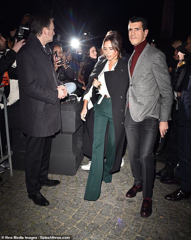 david beckham ngot ngao nam tay vo buoc qua dam dong tai su kien hinh 2