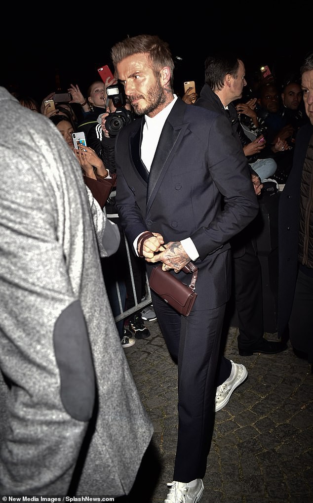 david beckham ngot ngao nam tay vo buoc qua dam dong tai su kien hinh 3