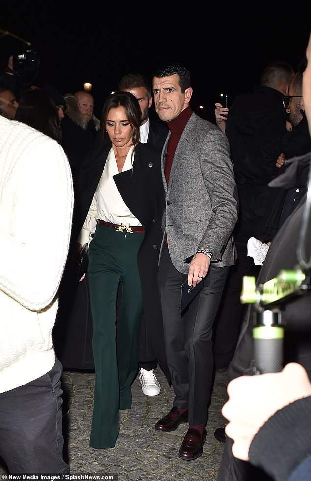 david beckham ngot ngao nam tay vo buoc qua dam dong tai su kien hinh 4