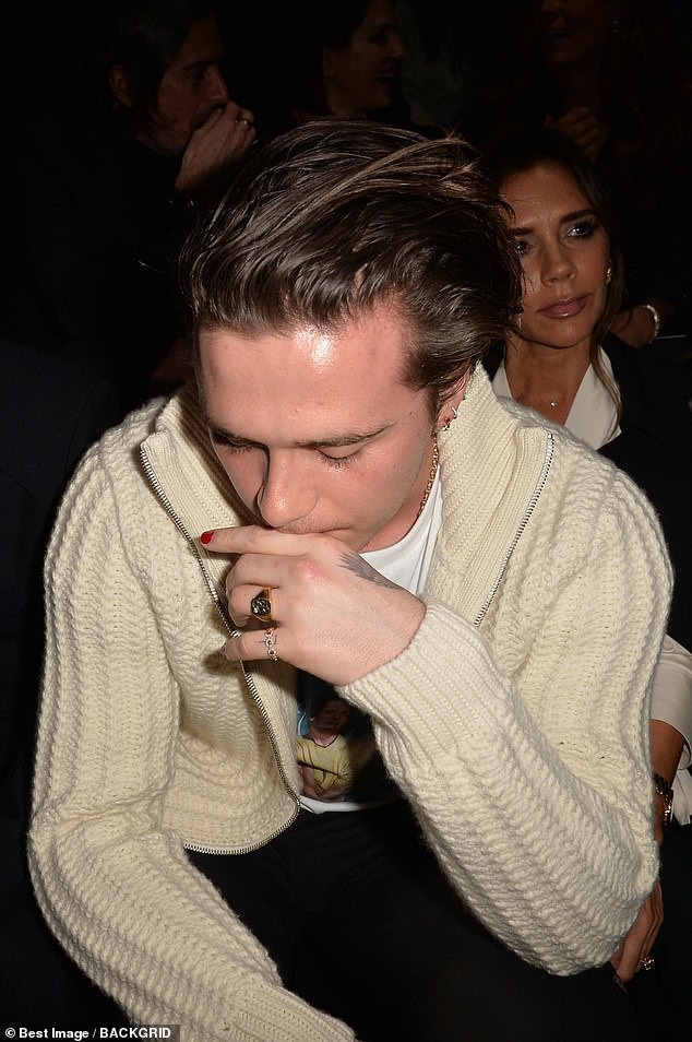 david beckham ngot ngao nam tay vo buoc qua dam dong tai su kien hinh 7
