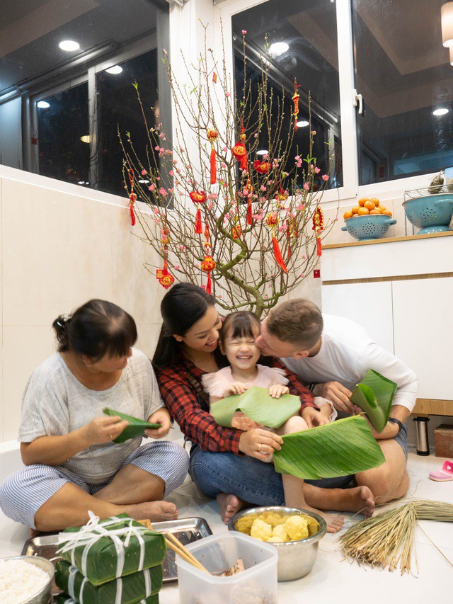 phuong vy idol huong dan chong tay "nghien tet viet" goi banh chung hinh 1