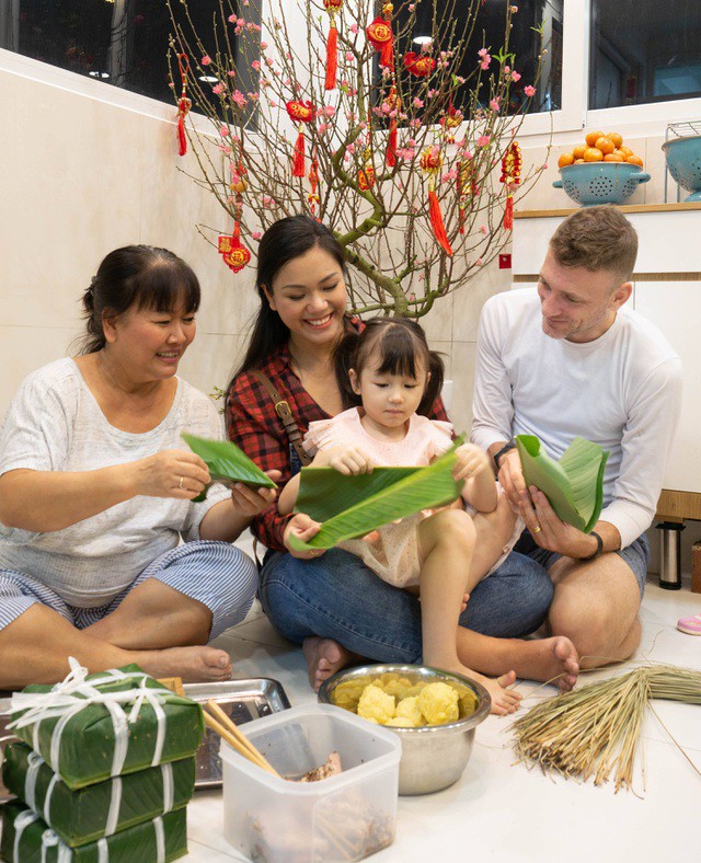 phuong vy idol huong dan chong tay "nghien tet viet" goi banh chung hinh 2