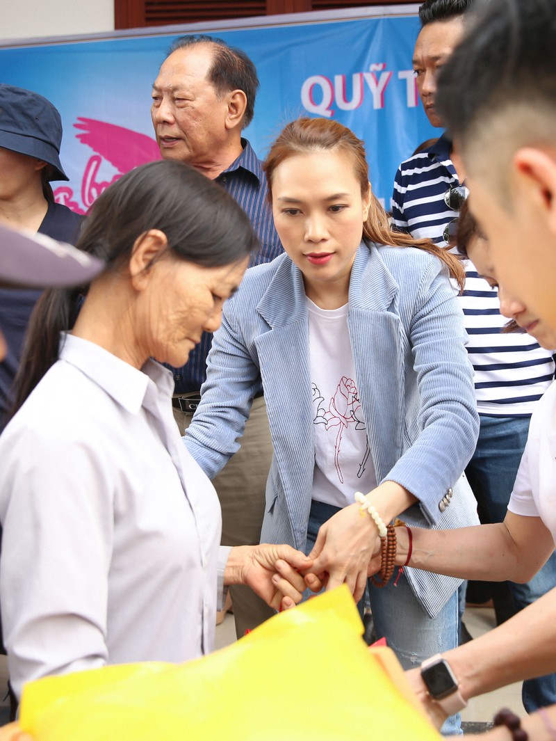 sau chuyen tu thien, my tam quay quan nau banh ben gia dinh hinh 4