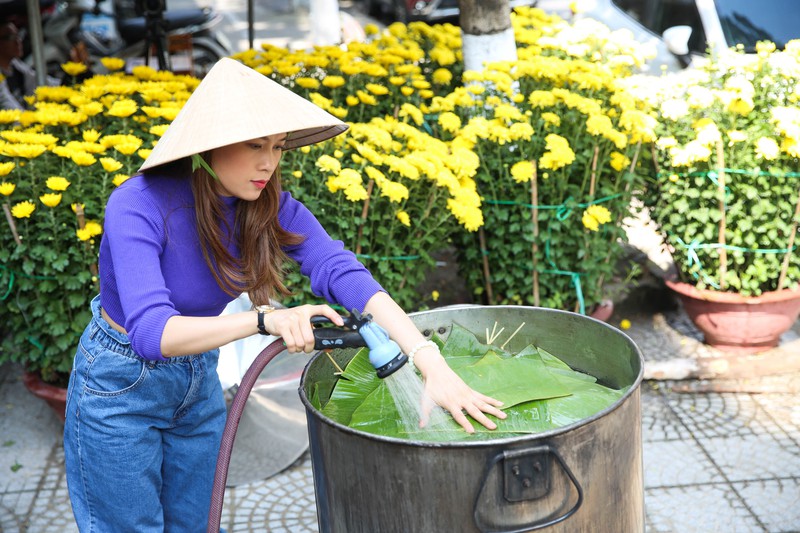 sau chuyen tu thien, my tam quay quan nau banh ben gia dinh hinh 8