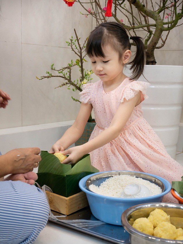 phuong vy idol huong dan chong tay "nghien tet viet" goi banh chung hinh 4