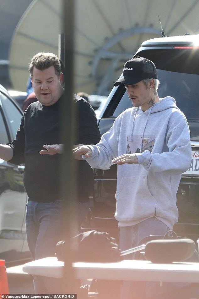 justin bieber xuat hien voi dien mao la khi tap vu dao ngay tren pho hinh 1