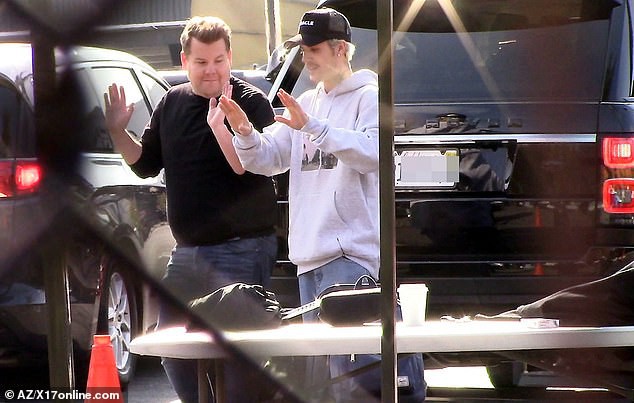 justin bieber xuat hien voi dien mao la khi tap vu dao ngay tren pho hinh 2