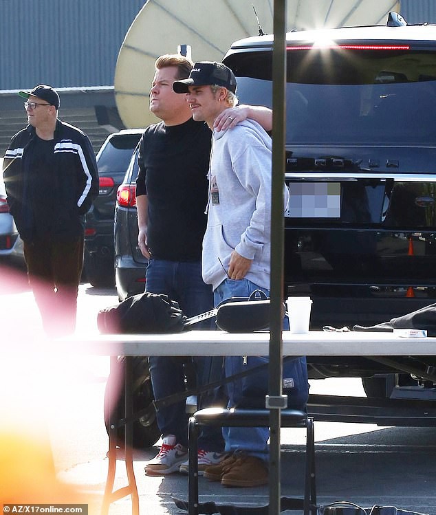 justin bieber xuat hien voi dien mao la khi tap vu dao ngay tren pho hinh 4
