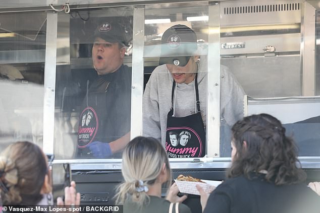 justin bieber xuat hien voi dien mao la khi tap vu dao ngay tren pho hinh 5