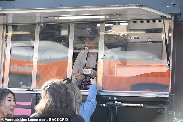 justin bieber xuat hien voi dien mao la khi tap vu dao ngay tren pho hinh 6
