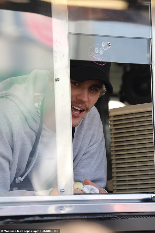 justin bieber xuat hien voi dien mao la khi tap vu dao ngay tren pho hinh 7