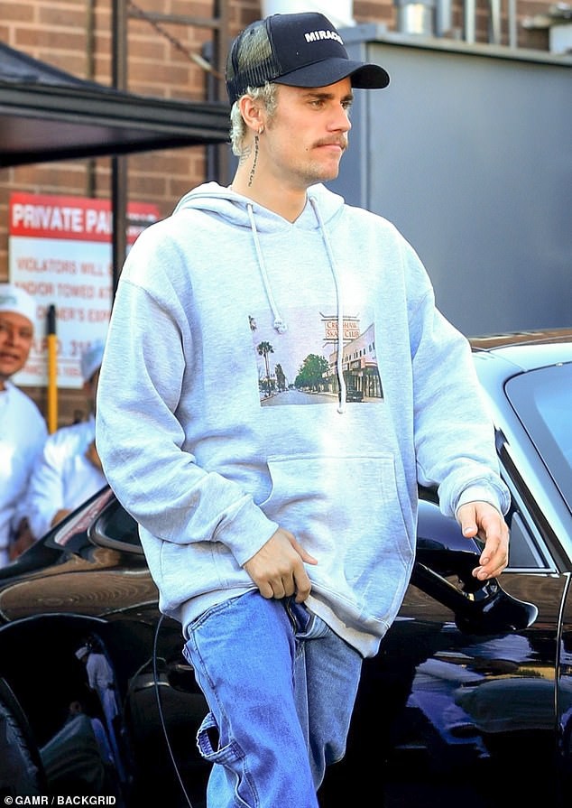 justin bieber xuat hien voi dien mao la khi tap vu dao ngay tren pho hinh 9