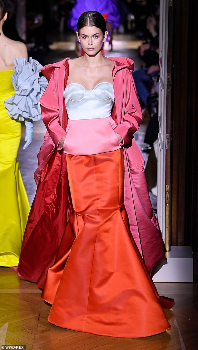 con gai cindy crawford than thai sang chanh, yeu kieu tren san catwalk hinh 1