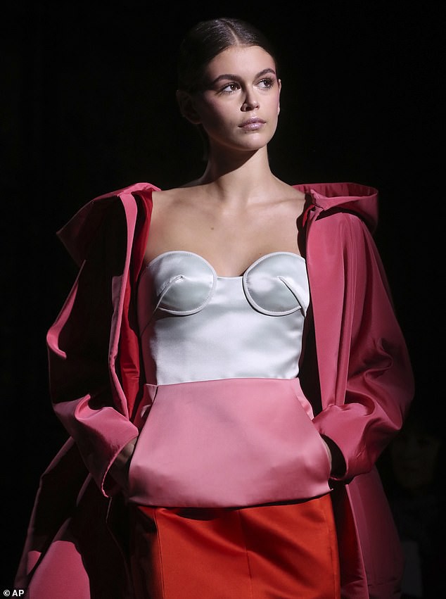 con gai cindy crawford than thai sang chanh, yeu kieu tren san catwalk hinh 2