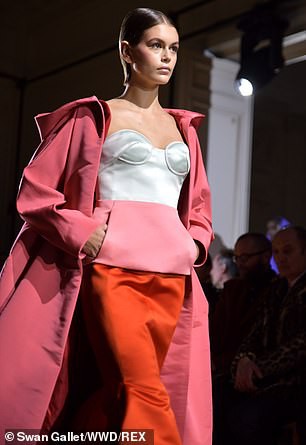 con gai cindy crawford than thai sang chanh, yeu kieu tren san catwalk hinh 3