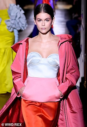 con gai cindy crawford than thai sang chanh, yeu kieu tren san catwalk hinh 4