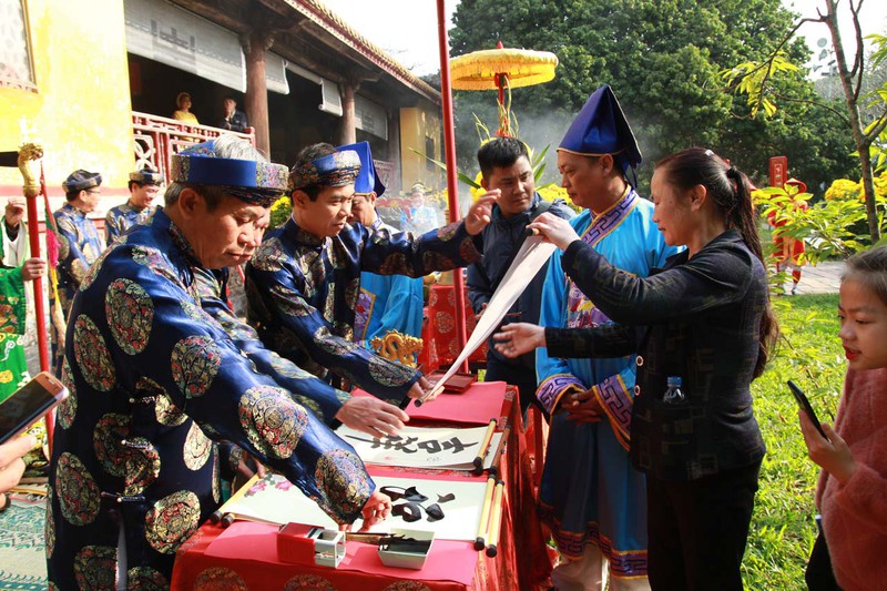 le ha neu va khai an tan nien tang chu dau xuan o dai noi hue hinh 9