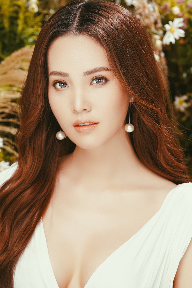 a hau thuy van dien dam goi cam, khoe vong mot lap lo dip dau nam  hinh 2