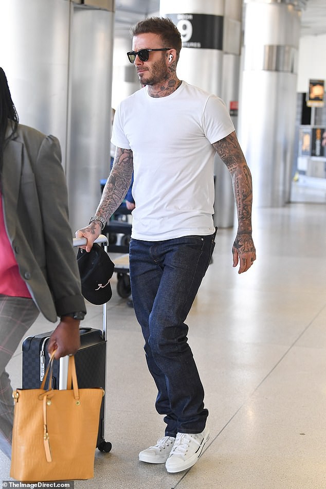 david beckham dien trai, khoe loat hinh xam lon khi tai xuat o san bay hinh 1