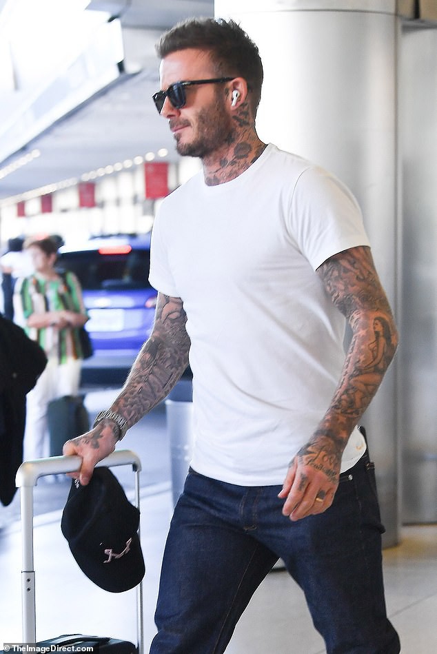 Beckham khoe hình xăm khỏa thân