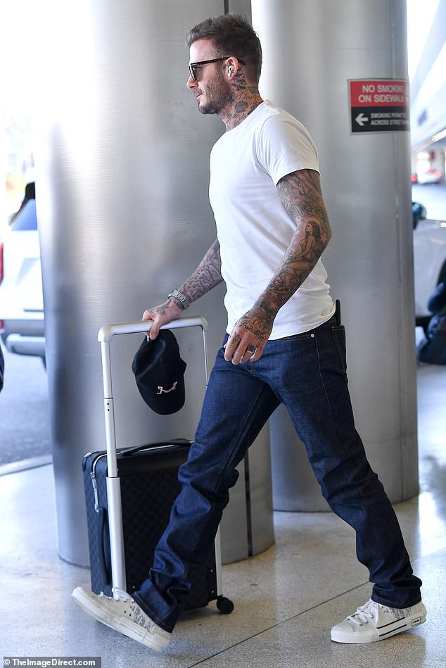 david beckham dien trai, khoe loat hinh xam lon khi tai xuat o san bay hinh 3