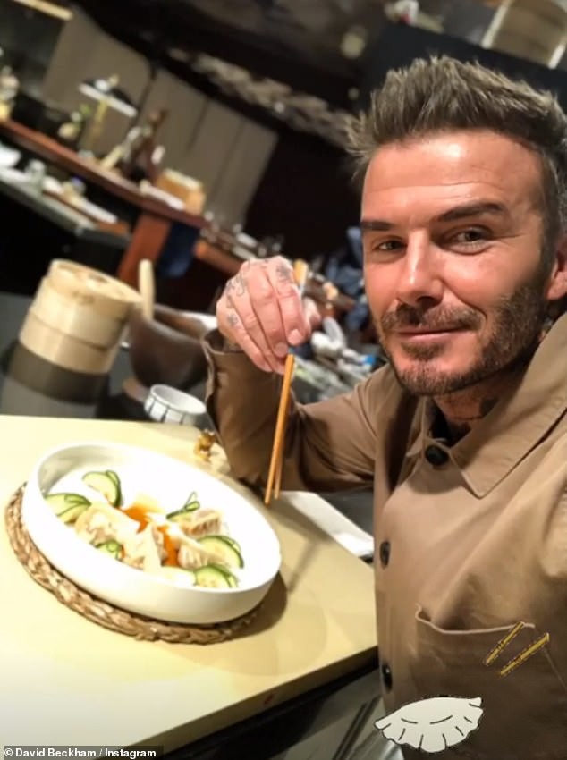david beckham dien trai, khoe loat hinh xam lon khi tai xuat o san bay hinh 5