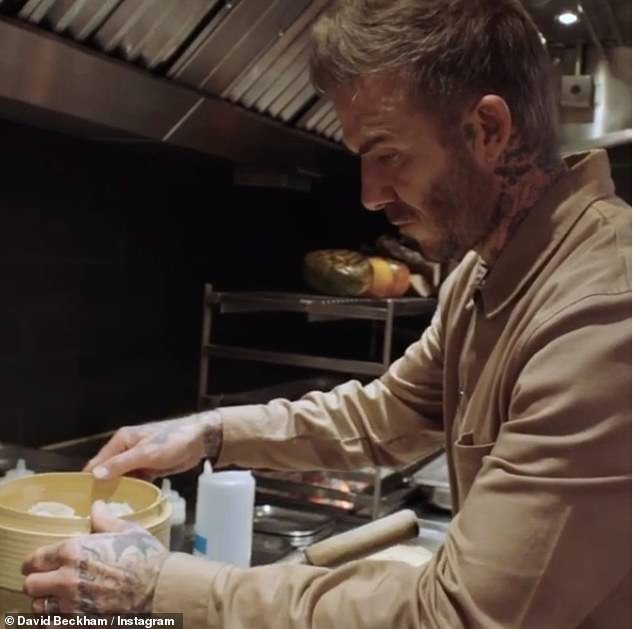 david beckham dien trai, khoe loat hinh xam lon khi tai xuat o san bay hinh 7